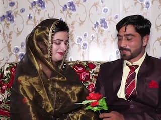 Pakistani doctor marries house keeping worker shares love story in viral video டீ கொடுக்கும்போது உருவான காதல்! ஹாஸ்பிடல் உதவியாளரை மணந்த பெண் டாக்டர்! அழகான காதல் கதை!