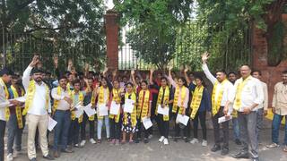 OBC Scholarship : ओबीसी विद्यार्थ्यांची परराज्यातील शैक्षणिक शिष्यवृत्ती बंद, संविधान चौकात निदर्शने