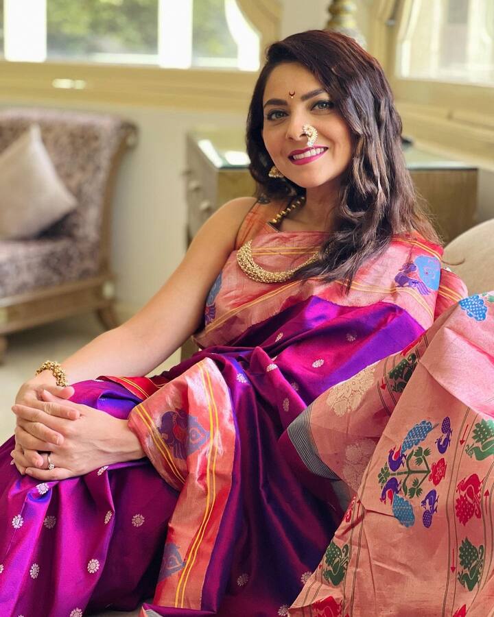फोटोमधील सोनालीच्या स्माईलनं अनेकांचे लक्ष वेधले. (Sonalee Kulkarni/instagram)