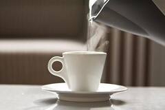 Hot Water Benefits : ਕੀ ਤੁਸੀਂ ਵੀ ਹੋ ਪੇਟ ਦੀ ਸਮੱਸਿਆ ਤੋਂ ਪਰੇਸ਼ਾਨ ਤਾਂ ਪੀਓ ਗਰਮ ਪਾਣੀ, ਰਾਮਬਾਣ ਦਾ ਕਰਦੈ ਕੰਮ