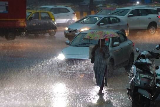 કર્ણાટકમાં સતત વરસાદ પડી રહ્યો છે, જેના કારણે લોકોની મુશ્કેલીમાં ઘણો વધારો થયો છે. હવામાન વિભાગે બેંગલુરુના સિલિકોન સિટીમાં 72 કલાકનું યલો એલર્ટ પણ જાહેર કર્યું છે. એટલે કે આગામી ત્રણ દિવસ સુધી બેંગ્લોરના લોકોની પરેશાનીઓ યથાવત રહેશે.