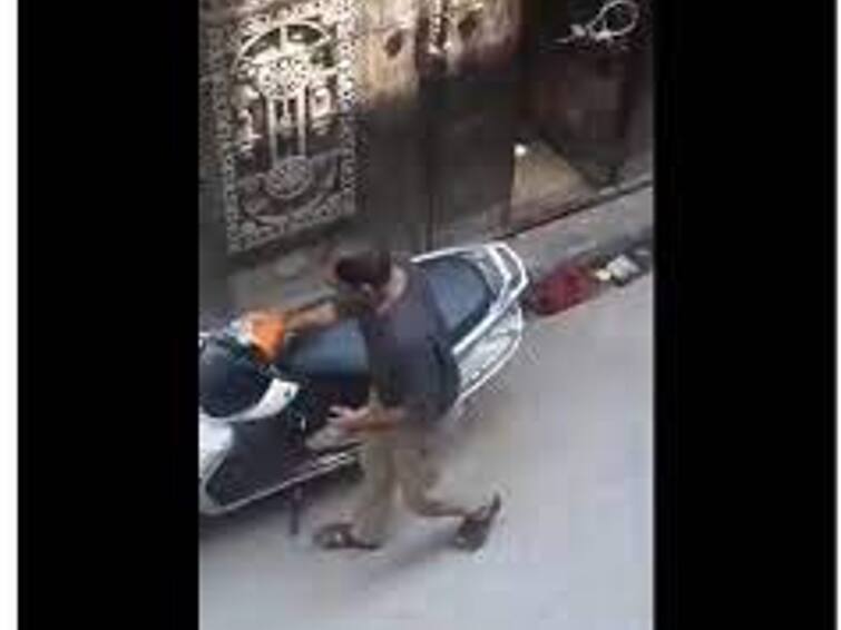 Viral Video Delhi Man Wipes his Scooter with National Flag - Watch Viral Video: தேசியக் கொடியால் டூவீலரைத் துடைக்கும் டெல்லி மனிதர் - வைரல் வீடியோவால் கொதித்த இணையவாசிகள்!
