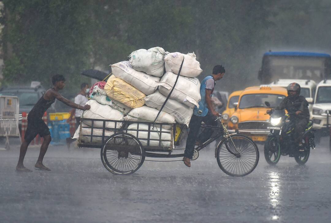 Weather Update: Heavy rain forecast in district of south bengal and north bengal Weather Update: জেলায় জেলায় ভারী বৃষ্টির পূর্বাভাস, মৎস্যজীবীদের গভীর সমুদ্র যাওয়ায় নিষেধাজ্ঞা জারি
