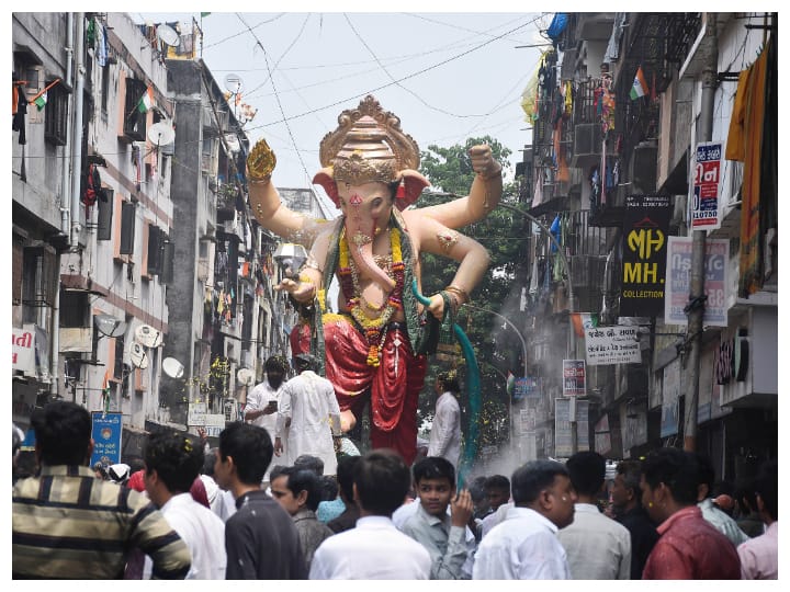 The image shows devotees taking part in a procession to immerse an idol of Lord Ganesha on the last day of 'Ganesh Chaturthi' festival, in Surat, Friday. (Image: PTI)