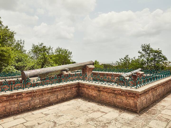 कैसे पहुंचें उपरकोट फोर्ट: ये जूनागढ़ शहर के केंद्र से लगभग 2 किमी की दूरी पर स्थित, जूनागढ़ किले तक 10 मिनट की ड्राइव या 30 मिनट की पैदल दूरी पर पहुंचा जा सकता है. किले से लगभग 3 किमी दूर जूनागढ़ जंक्शन निकटतम ट्रांजिट हेड है. | Photo: Gujarat Tourism