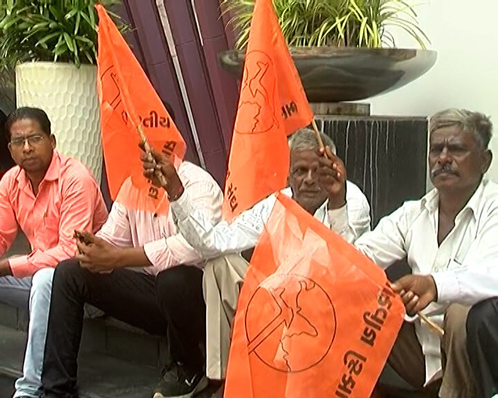 Kisan Sangh Protest : કિસાન સંઘે ગૃહમંત્રી હર્ષ સંઘવીના ઘરનો કર્યો ઘેરાવ, બે વાગ્યે મુલાકાત માટે આપ્યો સમય