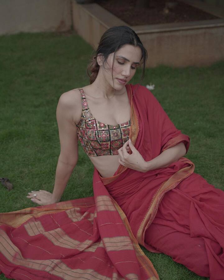 'પ્યાર કા પંચનામા', 'જય મમ્મી દી' જેવી ફિલ્મો અને ઘણા મ્યુઝિક વીડિયોમાં જોવા મળી છે.