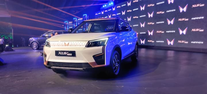 પરિમાણોની દ્રષ્ટિએ, XUV400 4200mmની લંબાઈ, 1821mmની પહોળાઈ અને 2600mmની વ્હીલબેઝ સાથે 4mથી ઉપર છે. બૂટ સ્પેસ 418 લિટર છે. નવો વાદળી રંગ જોઈ શકાય છે અને XUV400માં નવા ટ્વીન પીક્સ SUV લોગોની સાથે આગળના ભાગમાં અલગ બમ્પર ડિઝાઇન પણ છે.