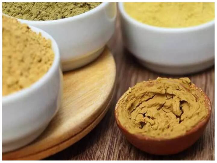 धूप में झुलसी स्किन को ठीक करने के लिए हल्दी और मुल्तानी मिट्टी का फेसपैक बनाकर लगाएं.