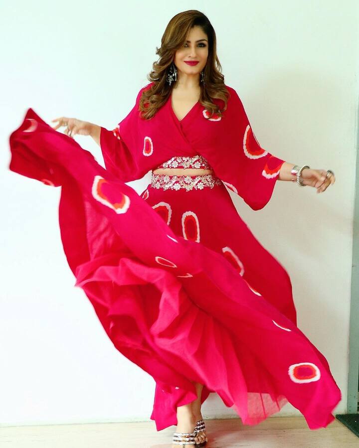 या लूकमध्ये ती खूपच हॉट दिसत आहे.(फोटो सौजन्य:officialraveenatandon/इंस्टाग्राम)