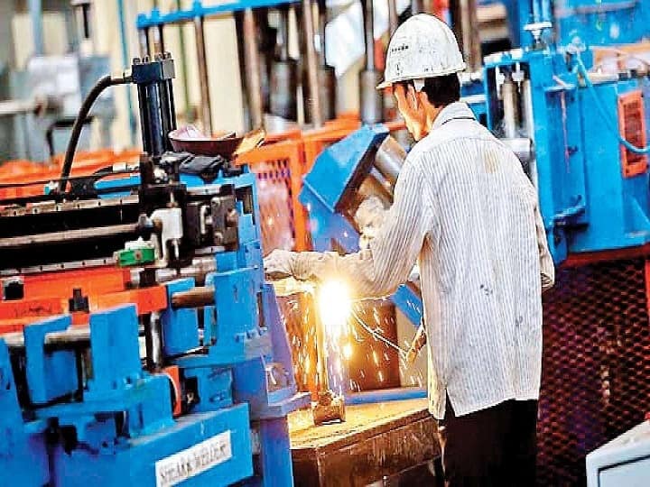 PIB Fact Check of UDYAM Registration website MSME Udyam asking for 2,700 rupees for registration of MSME Fact Check: क्या 'UDYAM रजिस्ट्रेशन' के लिए सरकार ले रही हैं 2,700 रुपये? जानें इस वायरल मैसेज की सच्चाई