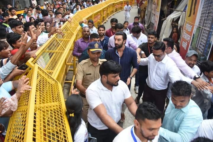 बता दें कि 'ब्रह्मास्त्र' को आज दुनियाभर में रिलीज कर दिया गया है. फिल्म में आलिया भट्ट, अमिताभ बच्चन, नागार्जुन और मौनी रॉय भी हैं. रणबीर कपूर और आलिया भट्ट मुख्य भूमिकाओं में नजर आएंगे.