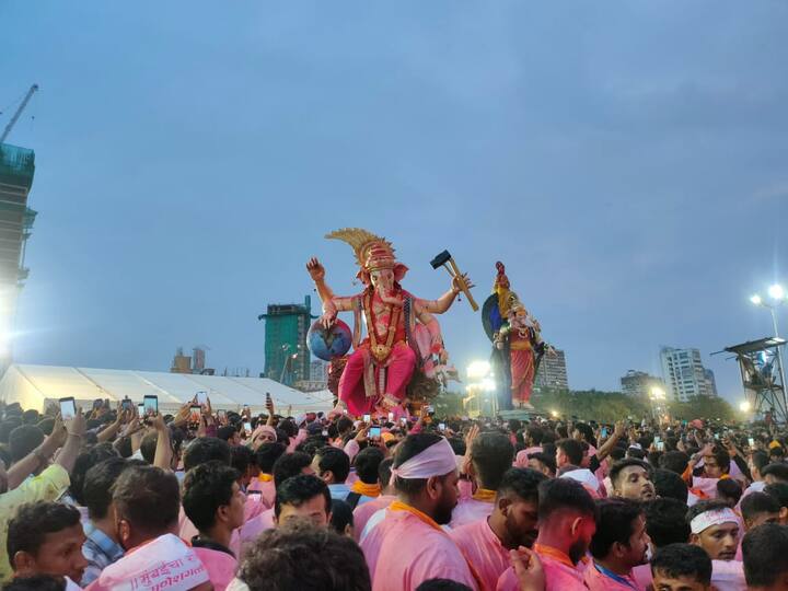 ढोलताशांचा गजर, गुलालाची उधळण, बाप्पावर होणारी पुष्पवृष्टी आणि फटाक्यांची आतषबाजी अशा अनेक गोष्टी दोन वर्षांनी विसर्जन मिरवणुकीत पाहायला मिळाल्या आहेत. (फोटो क्रेडिट - कल्पेशराज कुबल)