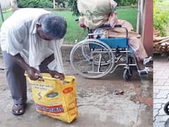 திருச்சி:  ”அம்மாவுக்கு இந்த நோய்.. பணமும் இல்ல..” : தகன மையத்துக்கு தாயின் சடலத்தை, வீல்சேரில் கொண்டுவந்த மகன்..