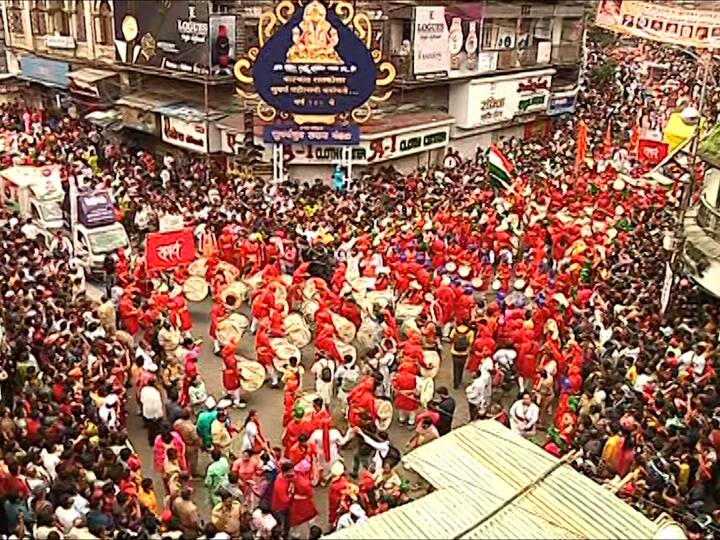 आज बाप्पांचा निरोप घेण्याची वेळ आली आहे. आणि बाप्पाला निरोप देण्यासाठी ही भव्य मिरवणूक निघाली आहे.