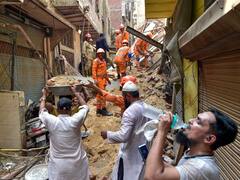 दिल्ली के सदर बाजार में निर्माणाधीन इमातर गिरी, आप का आरोप- पैसे लेकर पास हुआ था नक्शा