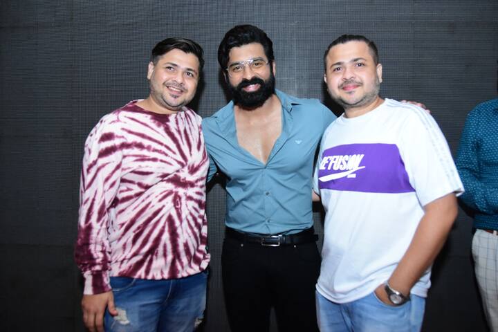 'কথাটা গান্ধীজির, শুনেছে সবাই, কিন্তু মেনেছি শুধু আমি - #Mirza'।