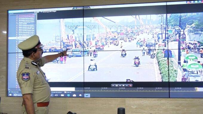 తెలంగాణలో జరుగుతున్న వినాయక నిజ్జనాన్ని కమాండ్ కంట్రోల్ రూమ్‌ నుంచి పర్యవేక్షిస్తున్న తెలంగాణ డీజీపీ మహేందర్‌ రెడ్డి