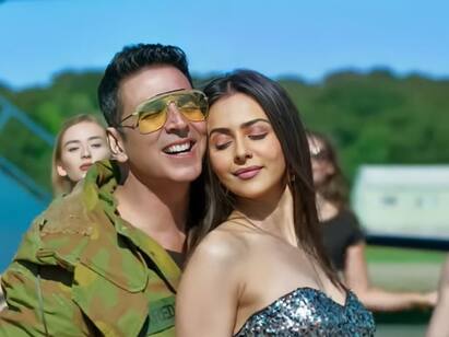 Rakul Preeth Singh wishes Akshay Kumar on his birthday ஃபிட்டா இருங்க... பிளாக்பஸ்டர் படங்கள் பண்ணுங்க....அக்‌ஷய் குமாருக்கு பிறந்தநாள் வாழ்த்து கூறிய ரகுல் ப்ரீத் சிங்!