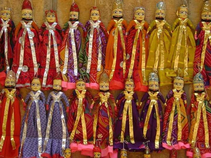 सदर बाजार, जैसलमेर जैसलमेर में खरीदारी का आनंद लेने के लिए सबसे अच्छी जगहों में से एक, जैसलमेर सदर बाजार है. यह एक ऐसा बाजार है जहां आपको पर्याप्त विविधता और थोक मूल्य के साथ सब कुछ मिलता है. यहां आपको गहने, शॉल, लकड़ी के सामान, स्मृति चिन्ह आदि मिलेंगे. अदार बाजार में अन्य ट्रेंडी आइटम जैसे डाई और खादी फैब्रिक भी मिलता है. और सबसे अच्छी बात यह है कि सब कुछ थोक दर पर उपलब्ध है. इस बाजार में घूमना आपको बहुत अच्छा लगेगा.