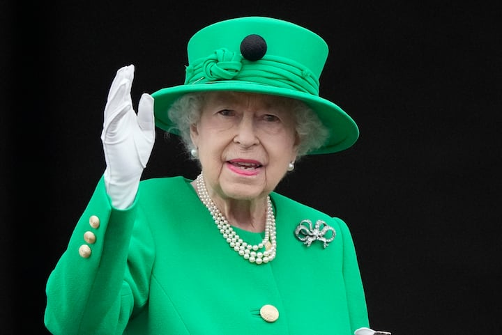 Due to the death of Queen Elizabeth II on Friday, no sport, including cricket, could be organized in England Queen Elizabeth II Death: शुक्रवार को इंग्लैंड में नहीं हुआ किसी खेल का आयोजन, इंग्लैंड-साउथ अफ्रीका टेस्ट भी रोका गया