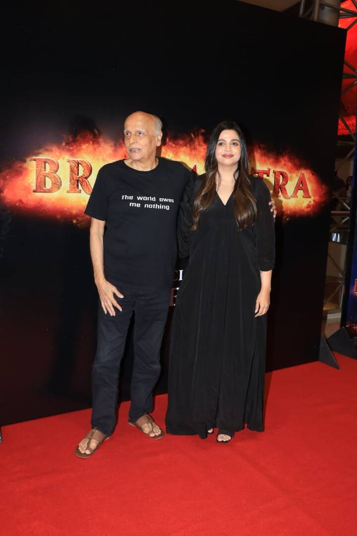 स्क्रीनिंग में आलिया के पिता और अनुभवी फिल्म निर्माता महेश भट्ट और बहन शाहीन भट्ट भी शामिल हुए.