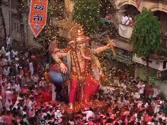 मुंबईत बाप्पाच्या विसर्जन मिरवणुकीला तुफान गर्दी