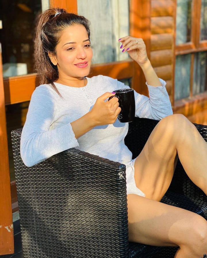 इन तस्वीरें में लाइट मेकअप किए शॉर्ट्स पहन मोनालिसा सनबाथ करते हुए हाथ में कप थामें दिख रही हैं.