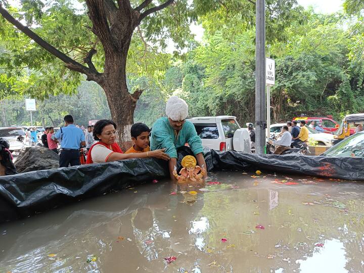 आरतीनंतर संपूर्ण विधीद्वारे गणरायाचे निरोप भाविकांनी घेतले.