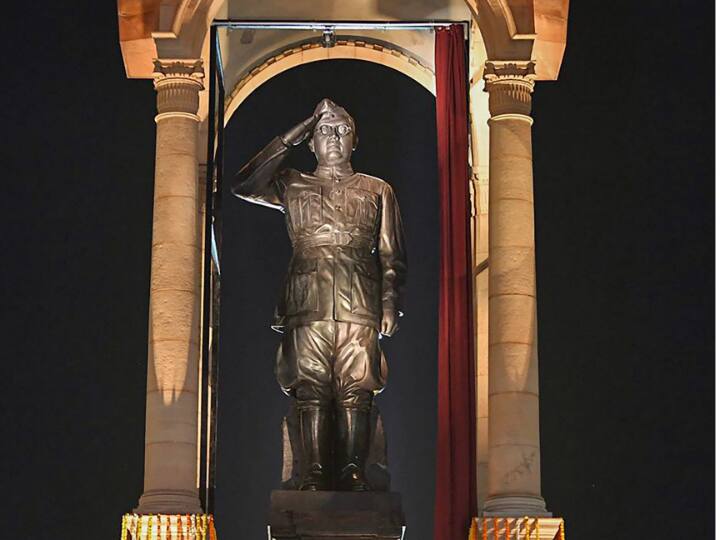 Statue Of Netaji: यूं ही नहीं दिल्ली पहुंची नेताजी की प्रतिमा, टोल प्लाजा टूटे, ट्रक के टायर फटे...जानिए पूरी कहानी Some of Toll Plaza gates widened to transport Netaji Subhash Chandra Bose Statue Statue Of Netaji: यूं ही नहीं दिल्ली पहुंची नेताजी की प्रतिमा, टोल प्लाजा टूटे, ट्रक के टायर फटे...जानिए पूरी कहानी