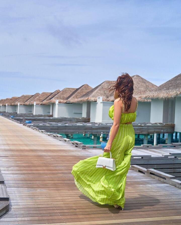 आता चाहत्यांनी तिच्या बोल्ड अवताराचे कौतुक करत अनेक कमेंट्स केल्या आहेत.(फोटो सौजन्य:aamnasharifofficial/इंस्टाग्राम)