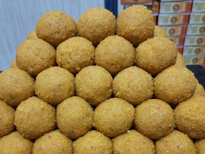 Ujjain Kesrimal started making corn laddu 80 years ago ANN Ujjain: 80 साल पहले दोस्तों के साथ लगी शर्त में तैयार हुआ भुट्टे का लड्डू, आज उज्जैन से लेकर विदेशों में मशहूर