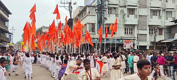 अखेर दहा दिवसांच्या गणेशोत्सवानंतर नाशिकमध्ये बाप्पाला भावपूर्ण निरोप देण्यासाठी गणेश विसर्जन मिरवणुकीला सुरु असून थोड्याच वेळात विसर्जनाला सुरवात होणार आहे.
