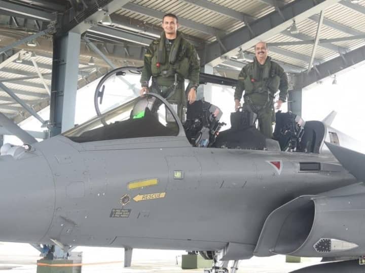 IAF Chief Air Chief Marshal VR Chaudhari Flew On Rafale Aircraft Combat Training Mission With His Son Indian Air Force: वायुसेना प्रमुख ने अपने बेटे के साथ Rafale से भरी उड़ान, लड़ाकू विमान प्रशिक्षण मिशन का बने हिस्सा