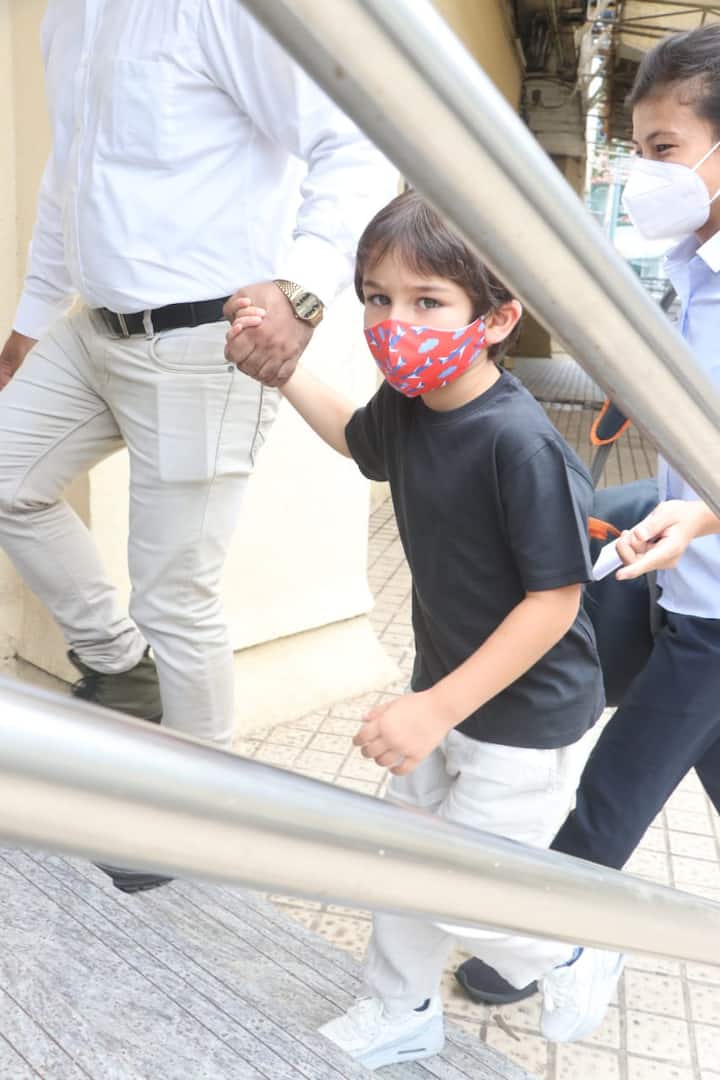 పీవీఆర్ జుహు దగ్గర కరీనా ఫ్యామిలీ సందడి