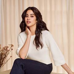 खुले बाल...किलर स्माइल, सिंपल लुक में भी बेहद हसीन लग रही हैं Janhvi Kapoor, तस्वीरों से लगा बैठेंगे दिल