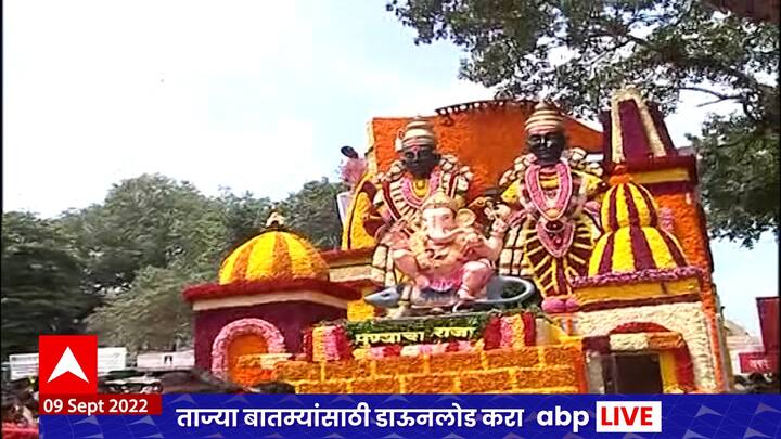 मुंबईप्रमाणेच पुण्यातही विसर्जन मिरवणुकांची तयारी सुरु आहे. ढोलपथकं, रस्तोरस्ती काढलेल्या रांगोळ्या आणि गणरायांचे रथ पुण्यात पारंपरिक मिरवणुकीसाठी गणेशभक्त सज्ज झाले आहेत.