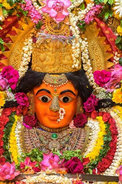 मुंबा देवी मंदिर को बनाने के लिए पांडू सेठ ने जमीन दान की थी. इसलिए सालों उनका परिवार ही मंदिर की देख-रेख करता रहा था. फिर मुंबई हाई कोर्ट ने फैसला देते हुए कहा कि अब मंदिर की देख-रेख मुंबा देवी मंदिर न्यास करेगा.