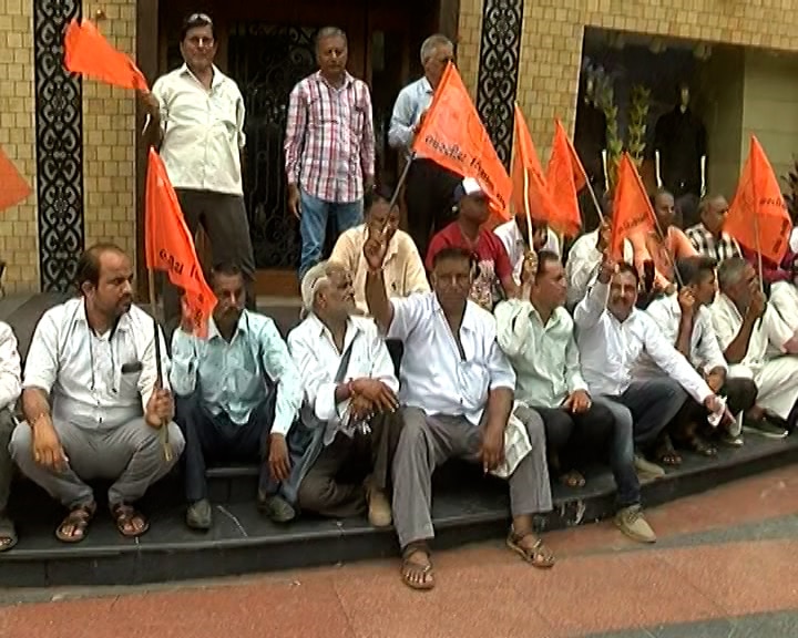 Kisan Sangh Protest : કિસાન સંઘે ગૃહમંત્રી હર્ષ સંઘવીના ઘરનો કર્યો ઘેરાવ, બે વાગ્યે મુલાકાત માટે આપ્યો સમય