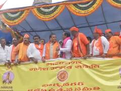 Watch: असम के CM हिमंत बिस्वा सरमा से मंच पर भिड़ा शख्स, माइक तोड़ने की कोशिश