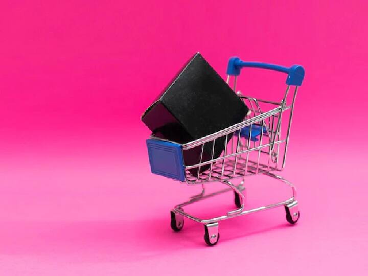 ऐसे में इस फेस्टिव सीजन को खरीदारी के लिहाज से बहुत शुभ माना जाता है. त्योहार सीजन में लोग घरों के सजावट के सामान, ज्वेलरी, कपड़े, फर्नीचर आदि कई तरह के सामान खरीदते है, लेकिन कई बार त्योहार के उत्साह में लोग फिजूलखर्ची भी करने लगते हैं. ऐसे में हम आपको कुछ टिप्स बताने वाले हैं जिससे आप त्योहारों में होने वाले बेवजह के खर्च से बच सकते हैं.