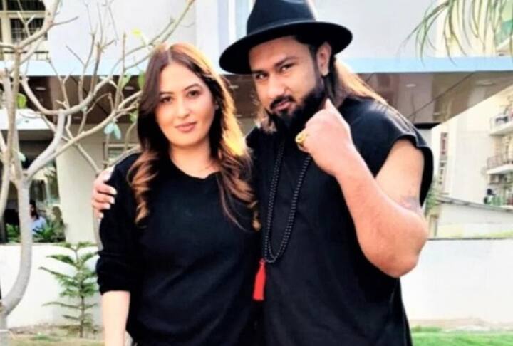 रैपर और पंजाबी सिंगर हनी सिंह (Honey Singh) का पत्नी शालिनी तलवार से तलाक हो गया है. 10 साल पुरानी ये शादी तलाक पर आकर खत्म हो गई. लंबे अफेयर के बाद दोनों शादी के बंधने में बंधे थे. शालिनी ने तलाक से पहले हनी सिंह पर घरेलू हिंसा, प्रताड़ना जैसे संगीन आरोप लगाए थे. पिछले काफी दिनों से इनके बीच मनमुटाव की खबरें आ रही थीं.