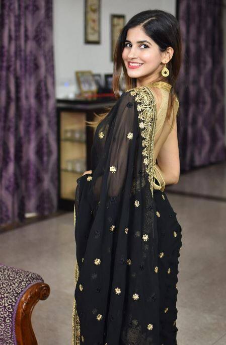 સાક્ષી મલિક પોતાની તસવીરોને કારણે ચર્ચામાં છે. અભિનેત્રી સોશિયલ મીડિયામાં ખૂબ જ એક્ટિવ છે.