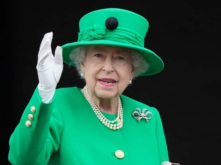 Queen-Elizabeth-II: पैलेस ऑफ होलीरूड हाउस पहुंचा एलिजाबेथ द्वितीय का ताबूत, लंदन जाने से पहले सिंहासन कक्ष में रखा जाएगा