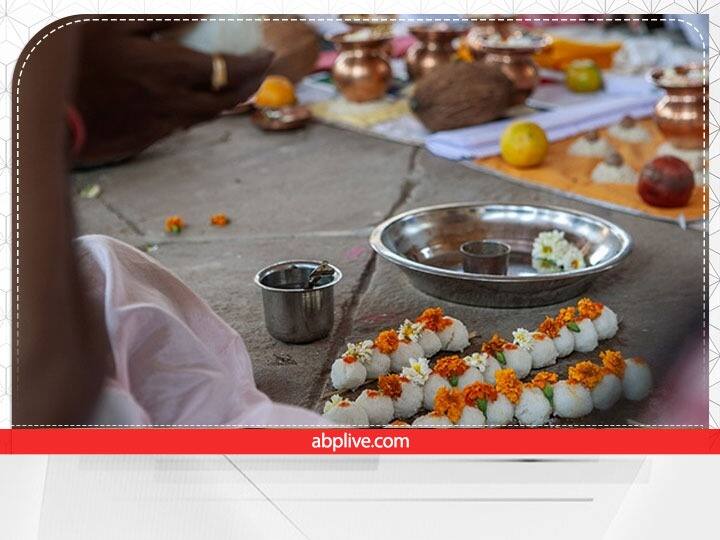 पितृ जब नाराज होते हैं तो व्यक्ति को धन की हानि, व्यापार में रूकावट, सेहत की हानि, रोग का पता न लगना, विवाह में देरी, जॉब मिलने में देरी, अज्ञात भय की स्थिति और मन में नकारात्मक विचार आना. ये कुछ ऐसे संकेत हैं जिनके होने पर पितृ की पूजा करना आरंभ कर देना चाहिए.