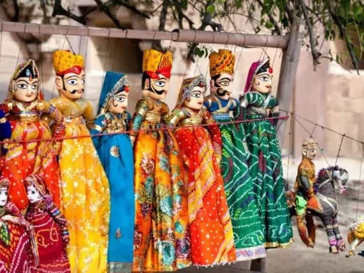 बापू बाज़ार, जयपुर जयपुर में बापू बाज़ार जौहरी बाज़ार के बहुत पास है. यहां पर सभी पारंपरिक राजस्थानी वस्तुएं हैं जिन्हें आप खरीदना चाहेंगे.इस बजार में सबसे लोकप्रिय और प्रसिद्ध मोजरी या राजस्थानी पारंपरिक जूते हैं जो किसी भी जातीय परिधान के शाही रूप को बढ़ाते हैं. इस बाजार का मुख्य आकर्षण राजस्थानी वस्त्र, रंगीन पारंपरिक साड़ी, लहंगा और परफ्यूम है. गुलाबी शहर जयपुर का अहसास कराने के लिए बाजार की सभी इमारतों को गुलाबी रंग से रंगा गया है। यहां उत्पाद अच्छी गुणवत्ता और बहुत ही उचित हैं।क्योंकि यह बजार गुलाबी शहर जयपुर में है इसलिए बाजार की सभी इमारतों को गुलाबी रंग से रंगा गया है.