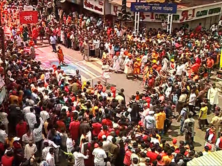 पुण्यातील बेलगाव चौकातील राजा सुद्धा विसर्जनाच्या मार्गावर आहे. बाप्पाला निरोप देण्यासाठी भक्तांची मोठी गर्दी जमली आहे.
