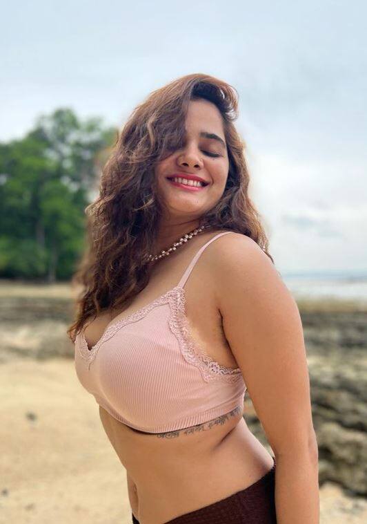 तिचे फोटो हे नेहमी चाहत्यांचे लक्ष वेधतात. तसेच नेटकरी तिच्या फोटोवर लाइक्स आणि कमेंट्सचा वर्षाव करतात.