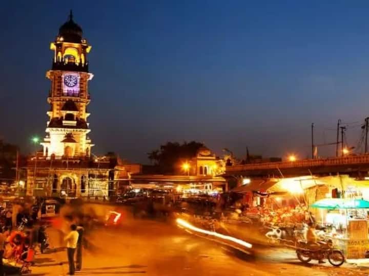 घंटाघर बाजार, जोधपुर जोधपुर में क्लॉक टॉवर बाजार राजस्थान में आदर्श खरीदारी स्थलों में से एक है. यह मुख्य रूप से विभिन्न प्रकार के मसाले बेचने के लिए जाना जाता है. घंटाघर बाजार में, आपको सभी विदेशी स्थानीय मसाले मिलेंगे जो कि ताजा और सुगंध से भरपूर होता है. यहां आप, प्राचीन वस्तुएं, हस्तशिल्प,और कपड़े भी मिलते हैं. आप यहां पर अपने साथ एक स्थानीय व्यक्ति को ले जाएं ताकि वे बातचीत कर सकें और सभी वस्तुओं के लिए एक अच्छा सौदा प्राप्त कर सकें. यह बाजार सुबह 10:00 बजे से रात 8:00 बजे तक खुला रहता है.