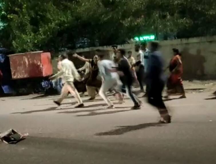 Clash during Ganesh Visharjan in Vadodara Vadodara: વડોદરામાં ગણેશ વિસર્જન દરમિયાન છૂટ્ટાહાથની મારામારી, મહિલાઓને પણ માર મારવામાં આવ્યો